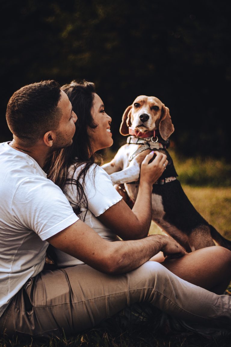 Un couple avec son chien
